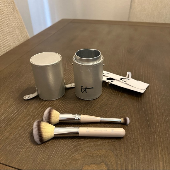 IT Cosmetics Heavenly Luxe Makeup Brushes 04 and 07 Plus‎ Case New - Picture 1 of 10